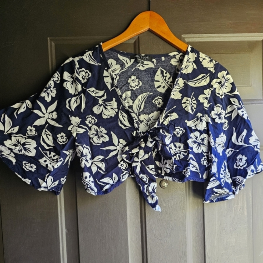 New Look small blue and white floral front tie crop top